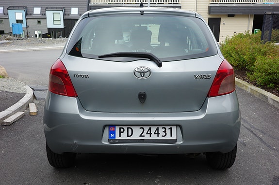 Toyota Yaris 2 of 10