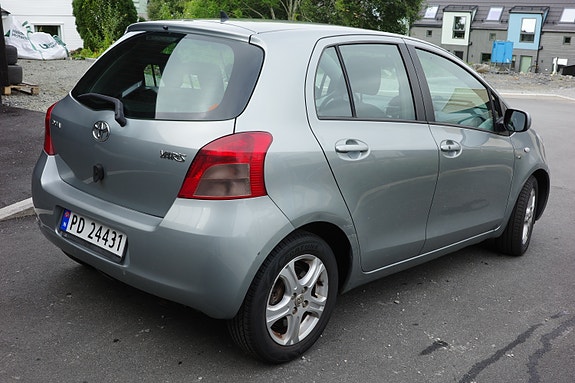 Toyota Yaris 3 of 10