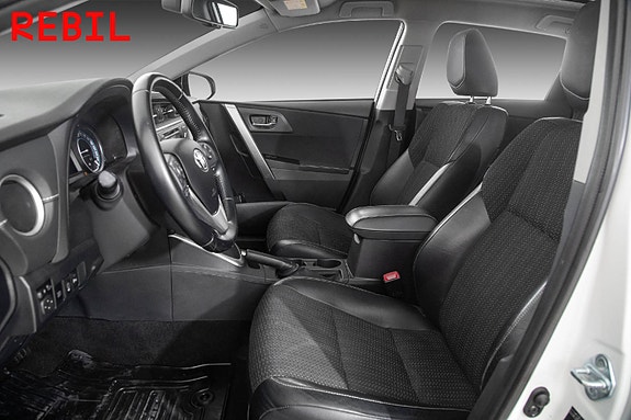 Toyota Auris 8 of 23
