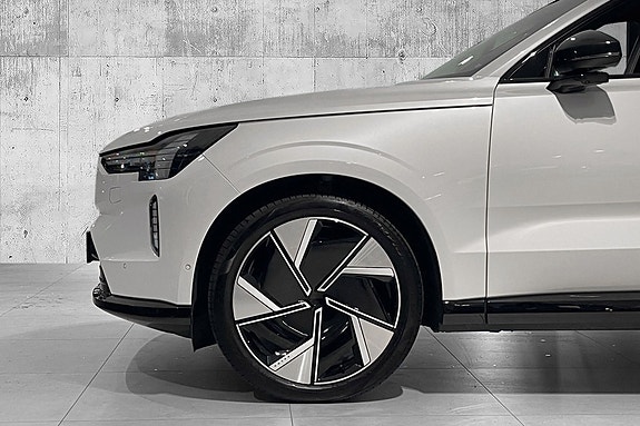Volvo EX90 15 of 30