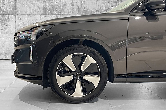 Volvo EX90 10 of 30