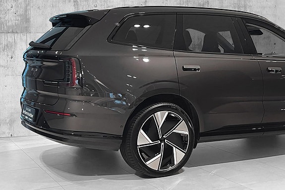 Volvo EX90 8 of 30