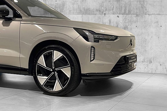 Volvo EX90 2 of 30