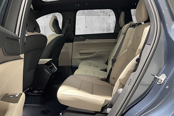 Volvo EX90 16 of 30