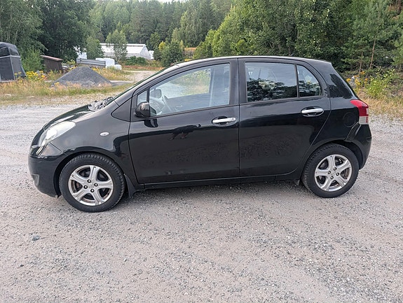 Toyota Yaris 2 of 26