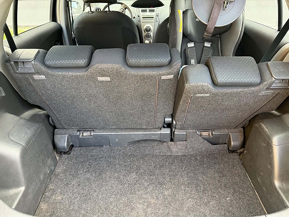 Toyota Yaris 13 of 26