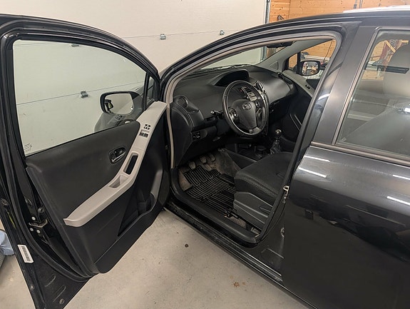Toyota Yaris 8 of 26