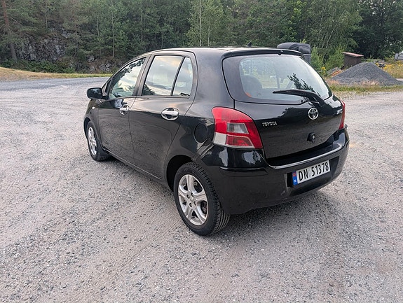 Toyota Yaris 3 of 26