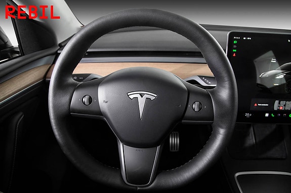 Tesla Model Y 12 of 28