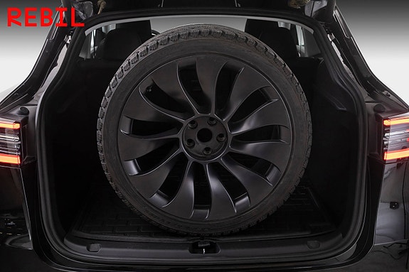 Tesla Model Y 25 of 28