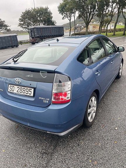 Toyota Prius 7 of 14