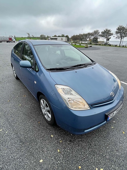 Toyota Prius 6 of 14