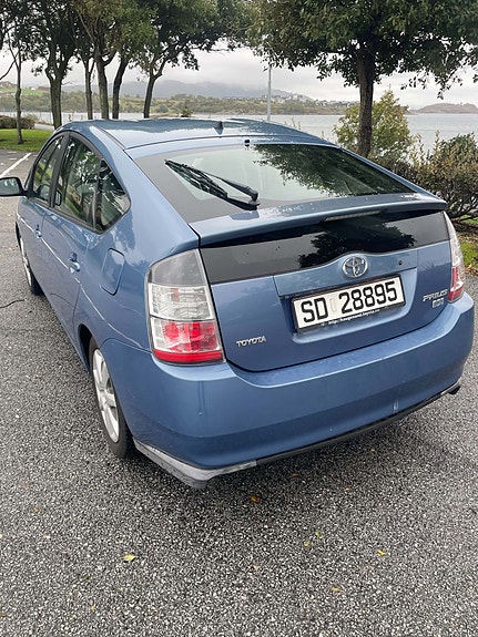 Toyota Prius 5 of 14