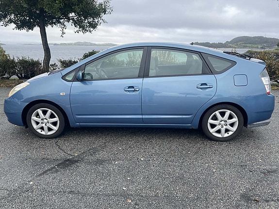 Toyota Prius 2 of 14