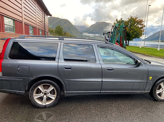 Volvo V70 4 of 19