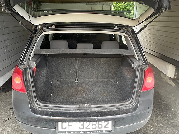 Volkswagen Golf V 8 of 8