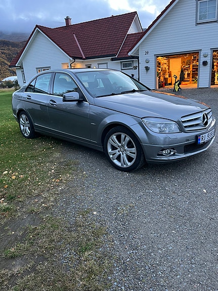 Mercedes-Benz C200 2 of 20