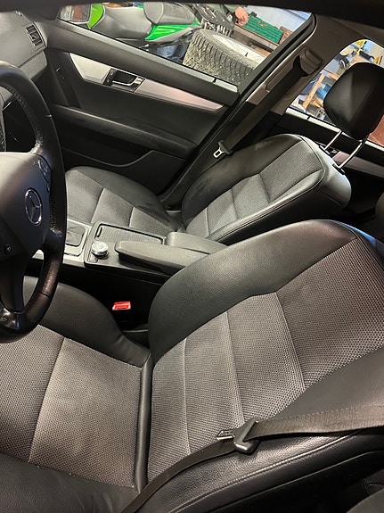 Mercedes-Benz C200 18 of 20