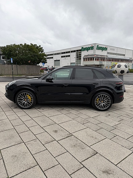 Porsche Cayenne 3 of 15