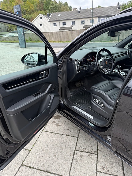 Porsche Cayenne 12 of 15