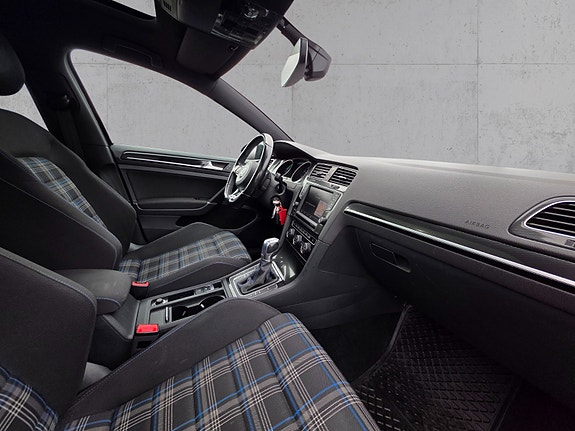 Volkswagen Golf VII 10 of 29