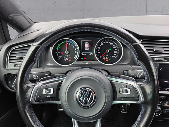 Volkswagen Golf VII 17 of 29