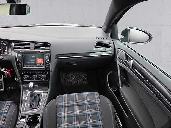Volkswagen Golf VII 14 of 29