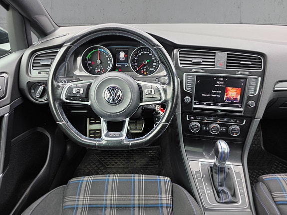 Volkswagen Golf VII 16 of 29