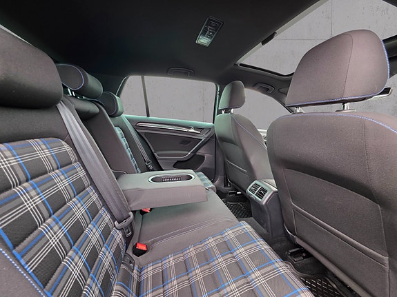 Volkswagen Golf VII 12 of 29