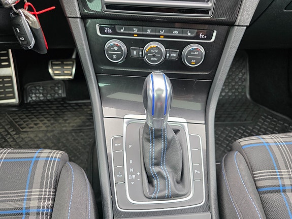 Volkswagen Golf VII 19 of 29