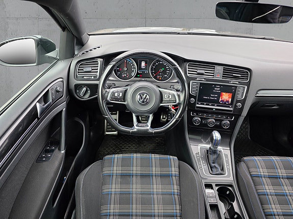 Volkswagen Golf VII 13 of 29