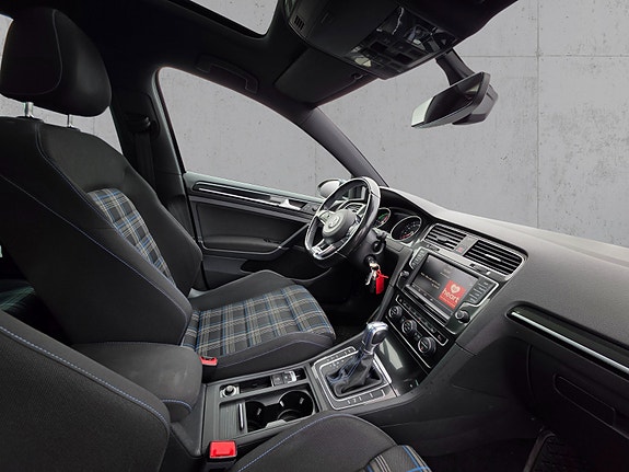 Volkswagen Golf VII 11 of 29