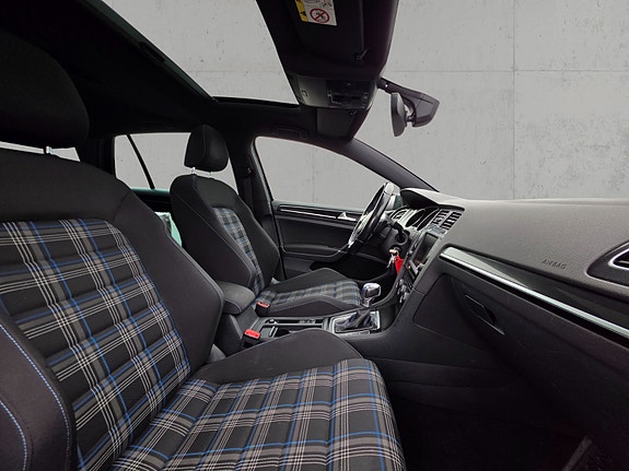Volkswagen Golf VII 9 of 29