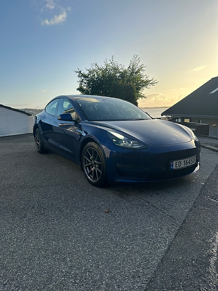 Tesla Model 3 4 of 9