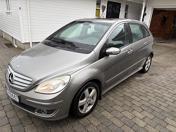 Mercedes-Benz B180 d 2 of 17