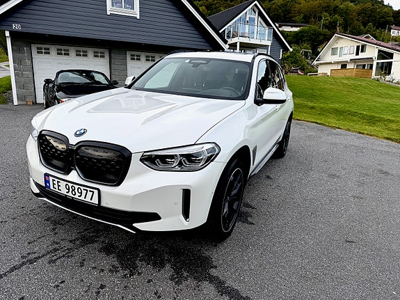 BMW iX3 4 of 28
