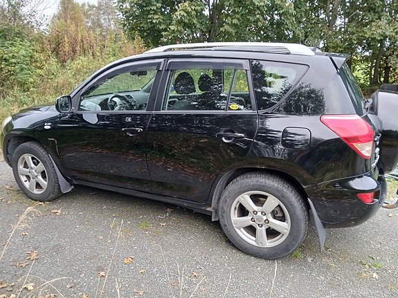 Toyota RAV4 2 of 9