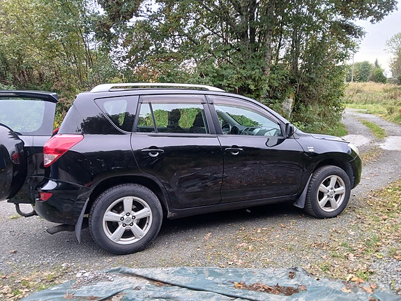 Toyota RAV4 6 of 9
