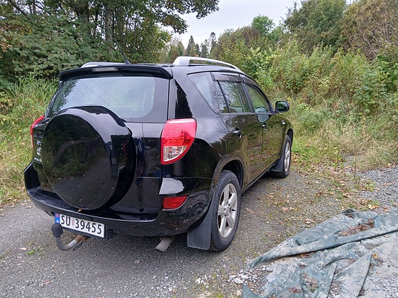 Toyota RAV4 4 of 9