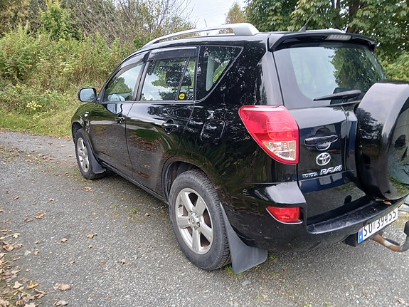 Toyota RAV4 3 of 9