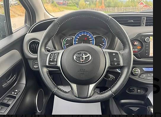 Toyota Yaris 8 of 19