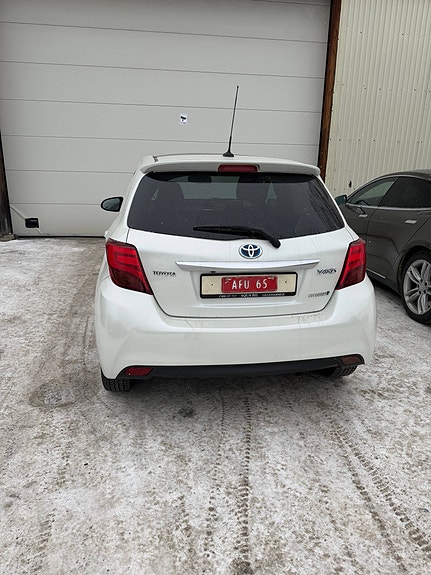 Toyota Yaris 3 of 19