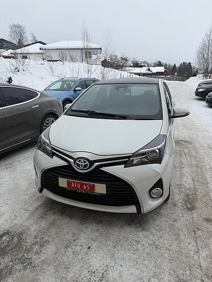Toyota Yaris 2 of 19