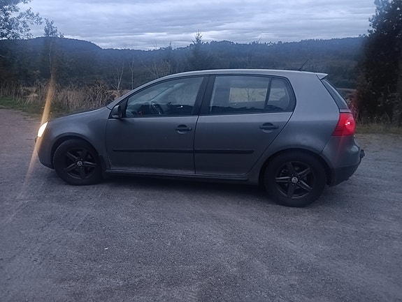 Volkswagen Golf V 2 of 9