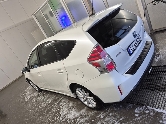 Toyota Prius+ 6 of 14