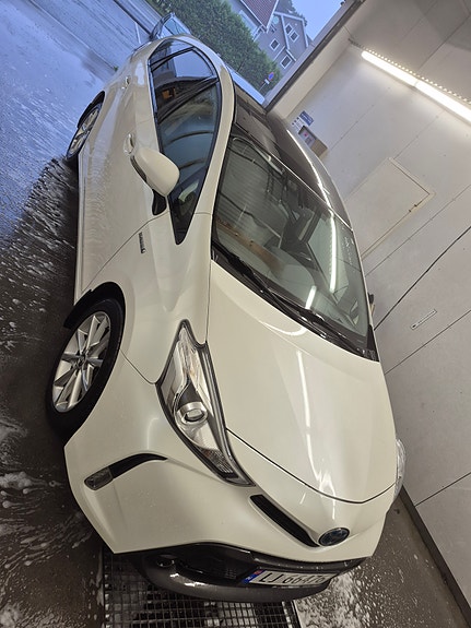 Toyota Prius+ 2 of 14