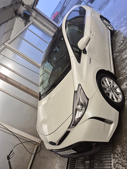 Toyota Prius+ 3 of 14