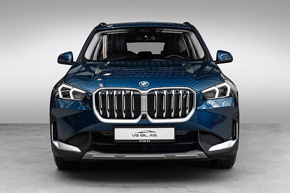 BMW iX1 4 of 30
