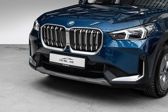 BMW iX1 3 of 30
