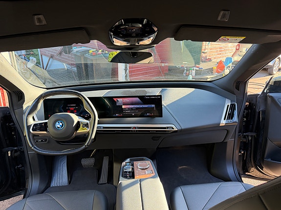 BMW iX 8 of 14